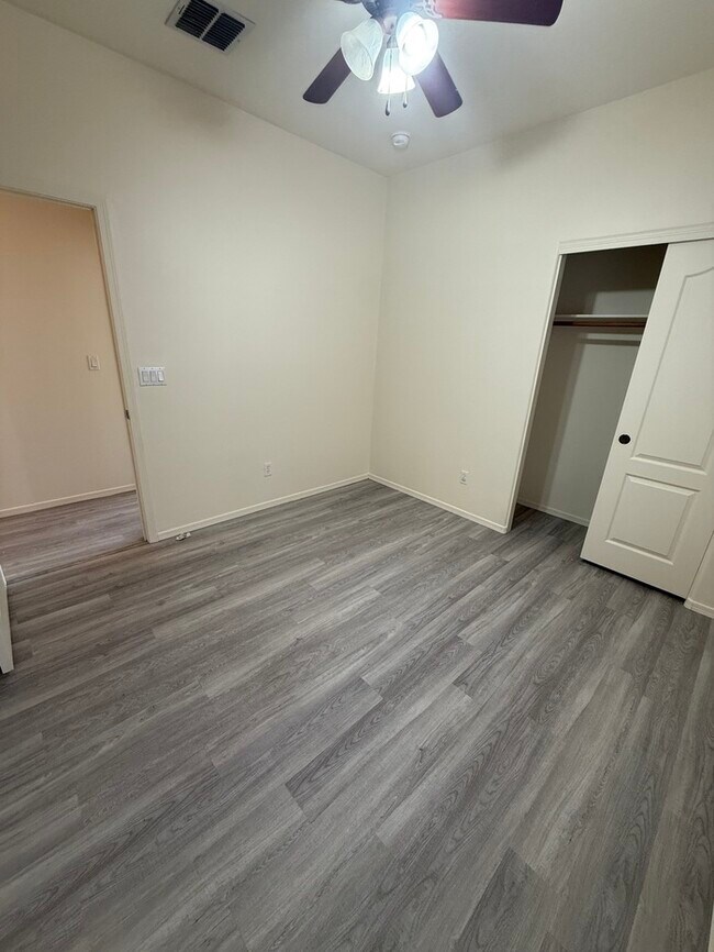 Building Photo - HOUSE FOR RENT