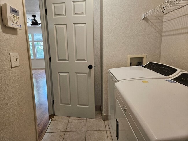 Building Photo - Super Beautiful Englewood 3 Bedroom Home A...