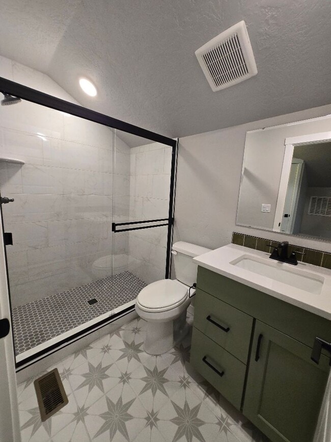 Building Photo - Elegant Nampa Home