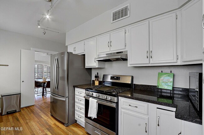 Building Photo - 1104 Madeline Dr