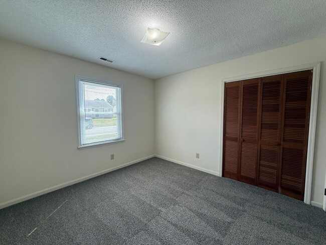 Building Photo - Nice 2 bedroom, 1 bath duplex