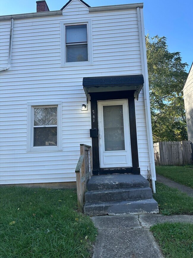 Primary Photo - 741 E Mithoff St