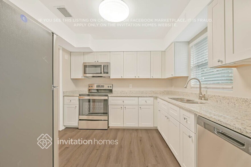 Building Photo - 6000 Balboa Dr