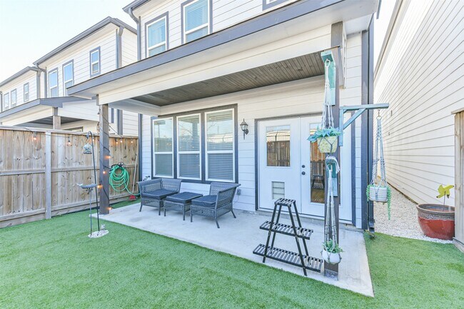 Building Photo - 1010 Melneeka Ln