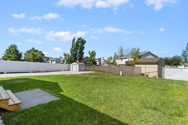 Building Photo - Updated Roy Utah 5 Bedroom 2 Bathroom Home!!