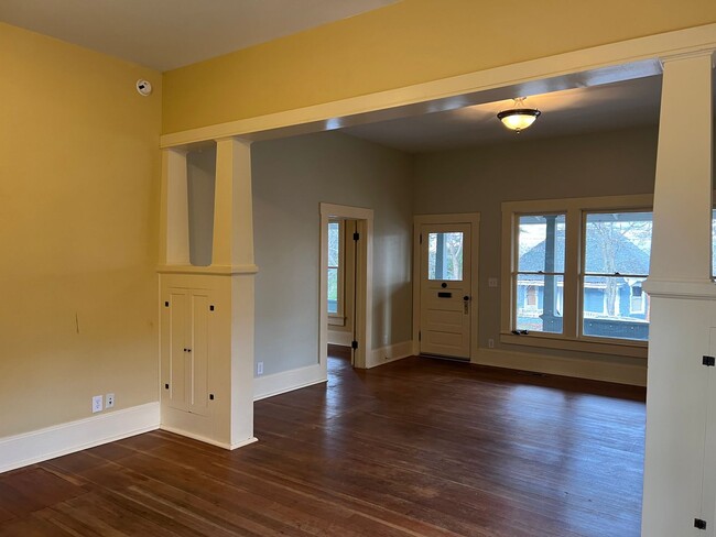 Building Photo - 3 Bedroom Craftsman style home in prime As...