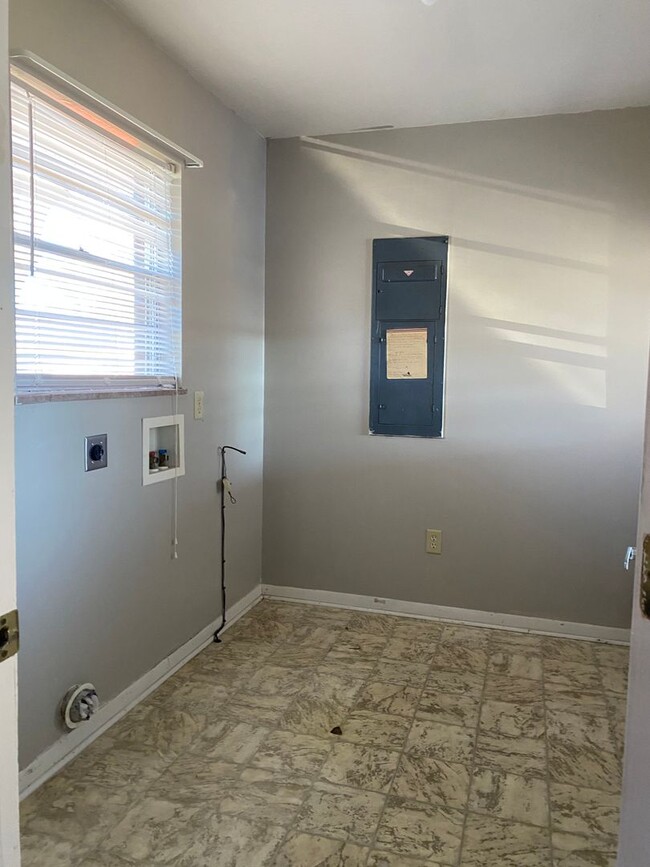 Building Photo - Newly updated No Pet 3 bedroom 2 bath bric...