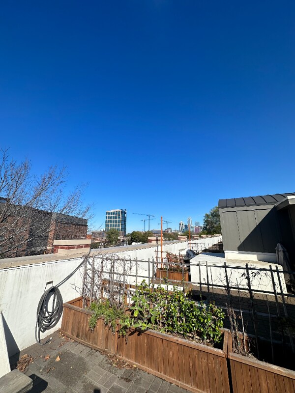 Building Photo - 2133 Southend Dr