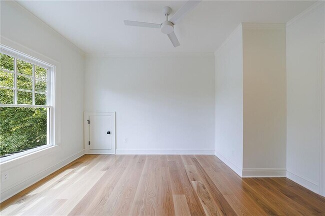 Building Photo - 2717 Skyland Dr NE
