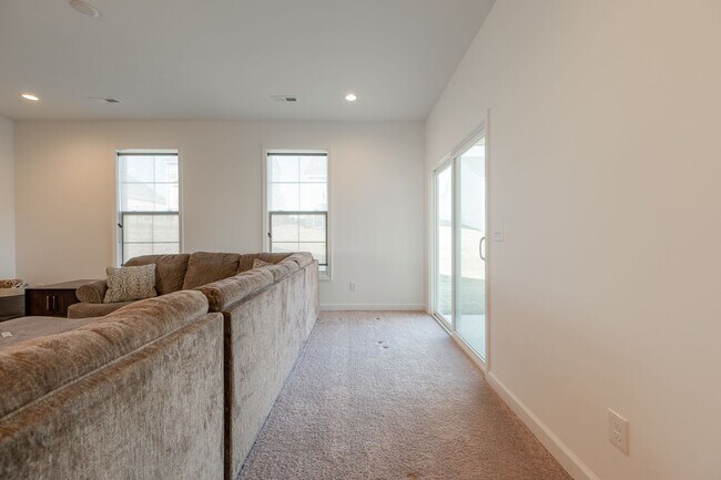 Building Photo - Modern Home with Open Floor Plan in Blacks...