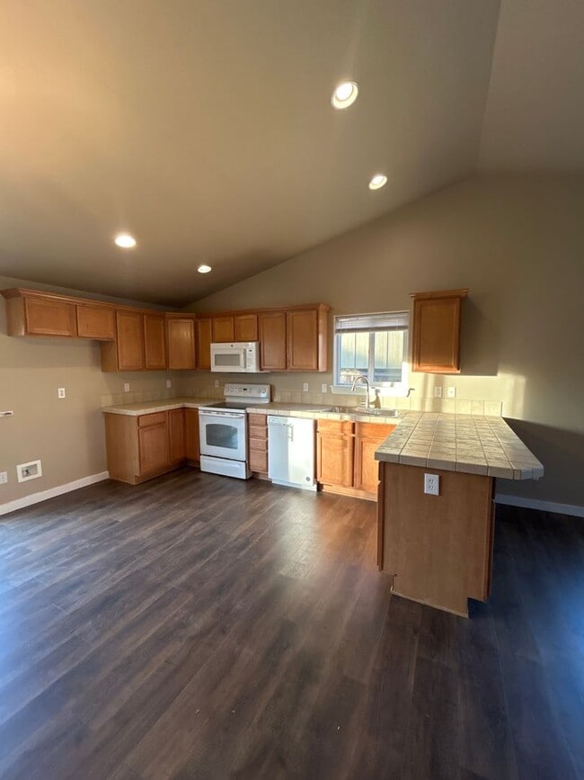 Building Photo - 3 Bedroom 2 Bath in a Peaceful Neighborhood