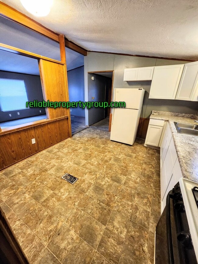 Building Photo - New Listing in Fort Wayne