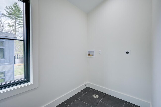 Building Photo - 19 Hidden Glade Dr