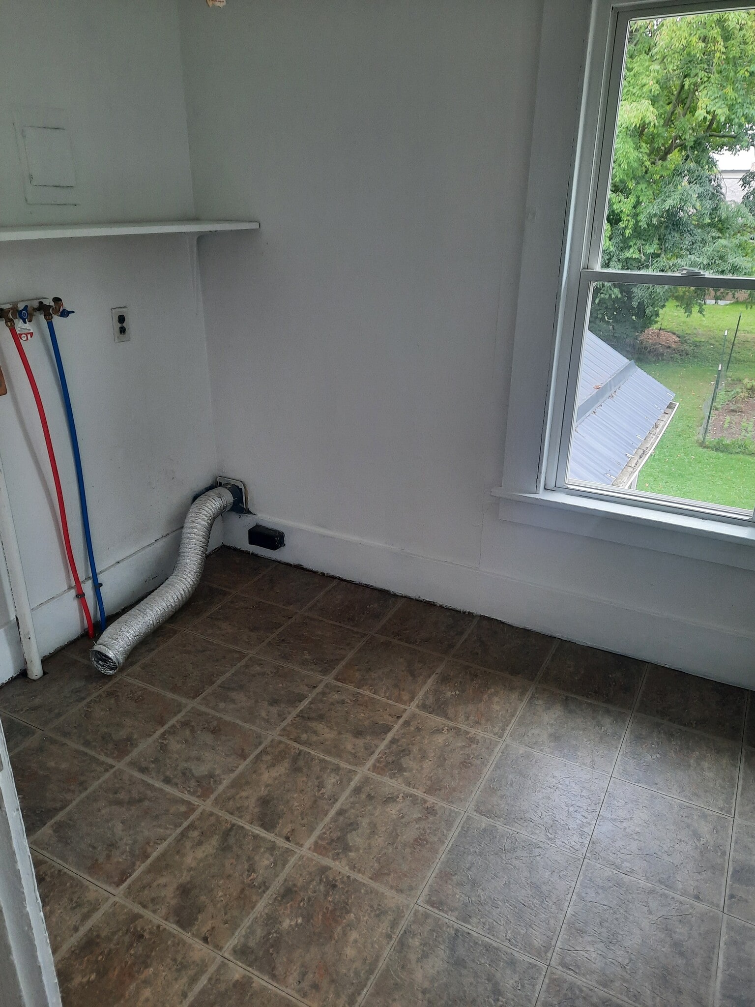 Laundry room - 538 E Main St