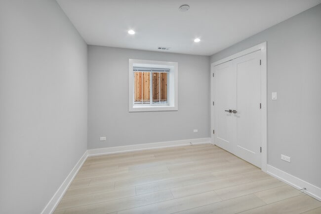 Building Photo - 4624 N Ashland Ave