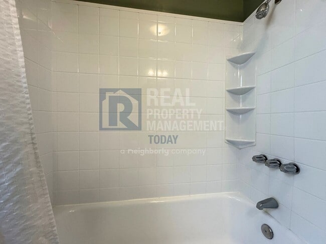 Building Photo - 910 N Union Ave