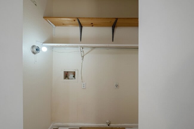 Building Photo - Updated 2 Bedroom, 1 Bath Duplex in a Grea...