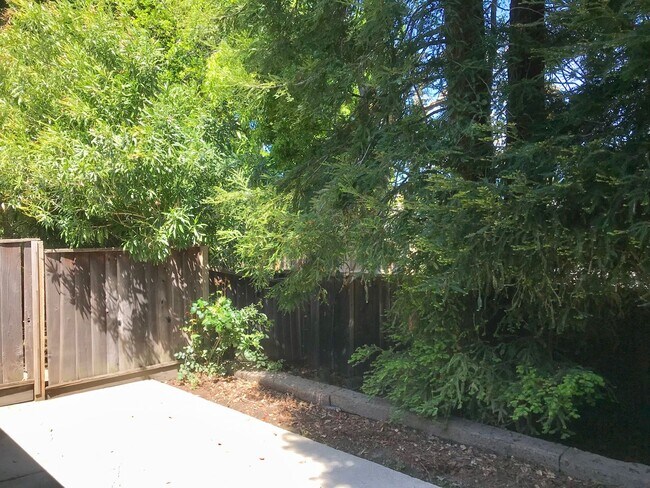 Building Photo - Single Level 2 Bedroom 2 Bath Danville Townhouse/Condo