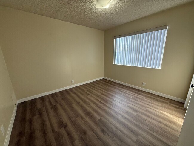 Building Photo - Mid Town Ventura 2 Bedroom 2 Bath Upstairs Corner Unit Apartment