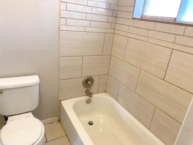 Building Photo - 10122 Shadow Wood Dr