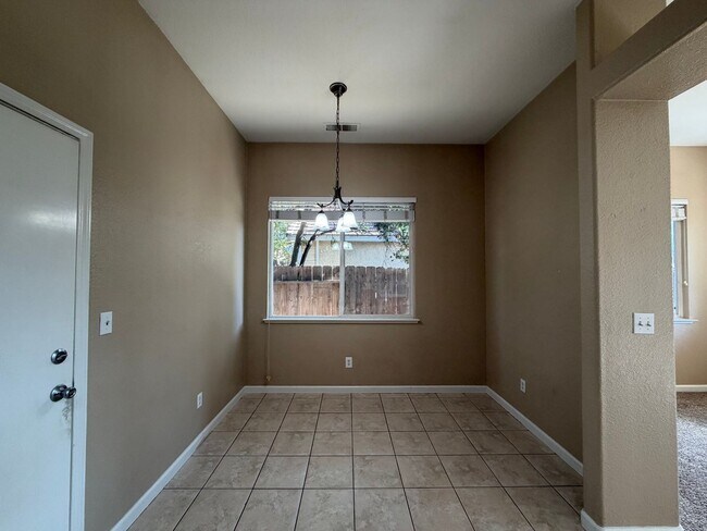 Building Photo - Single story home in Salida!