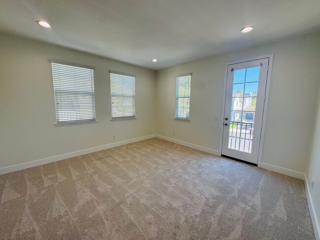 Building Photo - Luxury Rental in Village at the Park