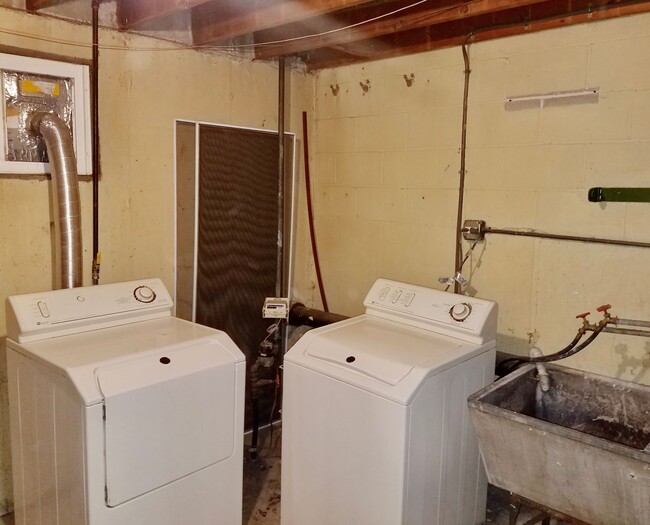 Building Photo - Cozy 3 bedroom 1.5 Bathroom Townhouse! Hardwood Throughout! Parking Included In Rent! Available f...