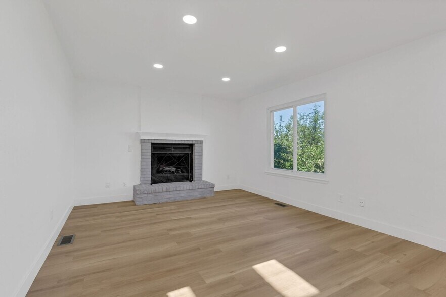 Building Photo - 1260 Ascot Ave