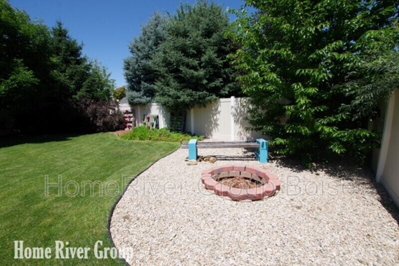 Building Photo - 1726 W Apgar Creek Dr