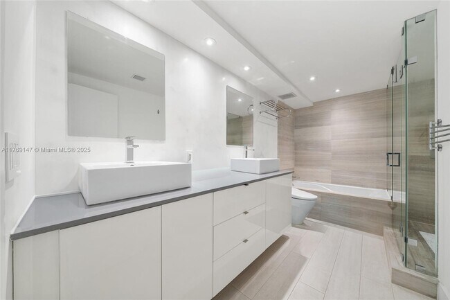 Building Photo - 1111 Crandon Blvd