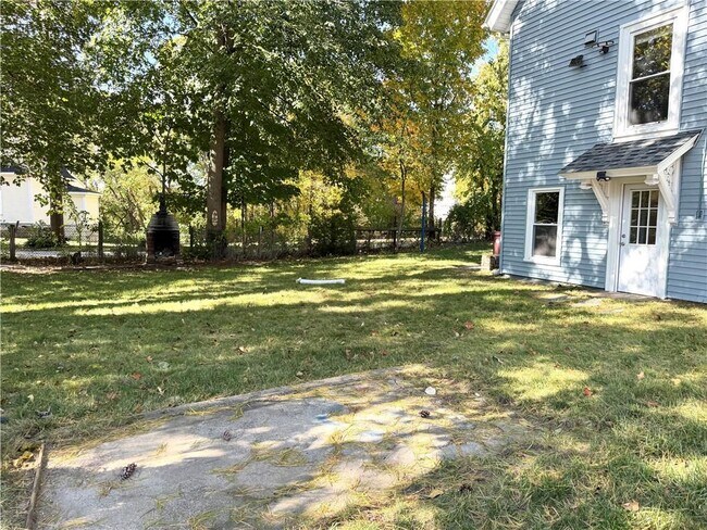 Building Photo - 532 Blackstone St