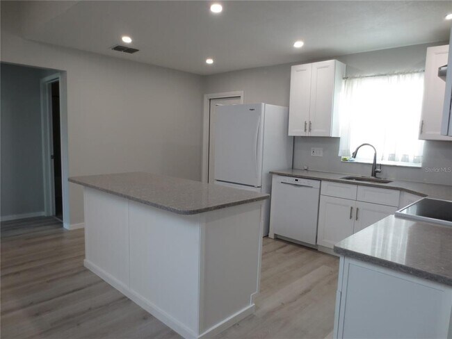 Building Photo - 1676 Caledonia Dr