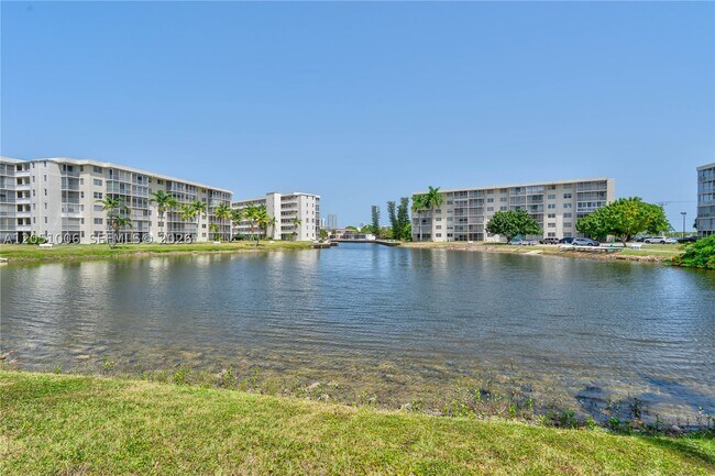 Building Photo - 2851 Leonard Dr
