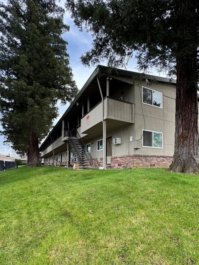 Building Photo - One Bedroom One Bath Apartment with Patio and Small Yard SEE VIDEO