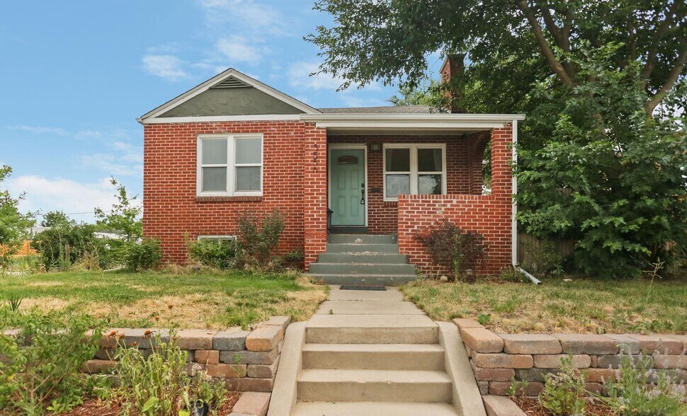 Primary Photo - Brick bungalow-style Clayton home near Sch...