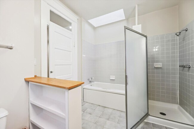 Building Photo - Newly Renovated: 4 Bed 2 Bath on 5th Stree...