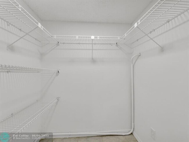 Building Photo - 121 SE 3rd Ave