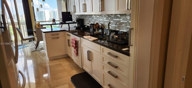 Building Photo - 2000 Island Blvd