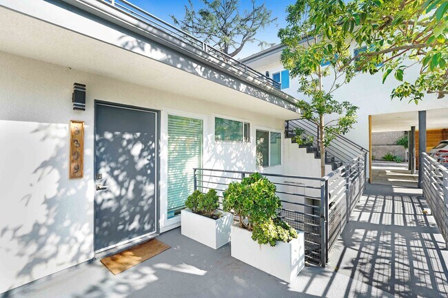 Building Photo - Hollywood Hills, tree lined street, perfect Mid-Century Modern homes