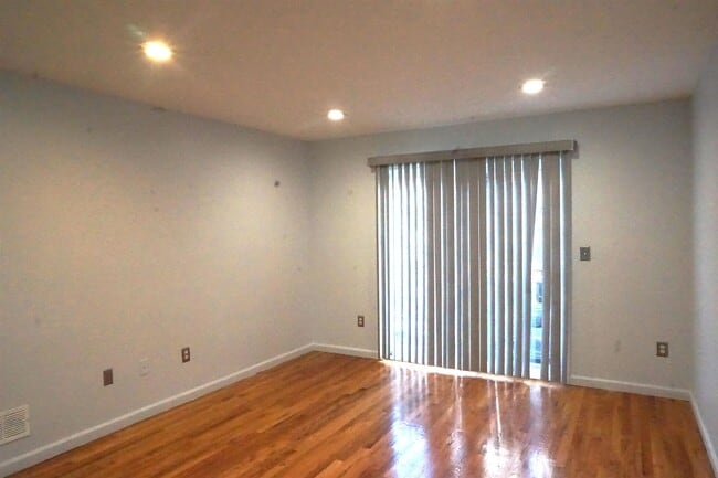 Building Photo - 342 Forrest St