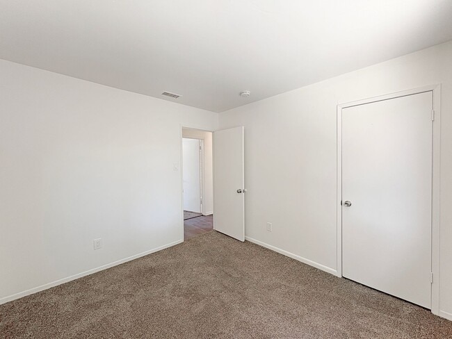 Building Photo - Spacious 4-Bedroom Retreat in the Heart of...