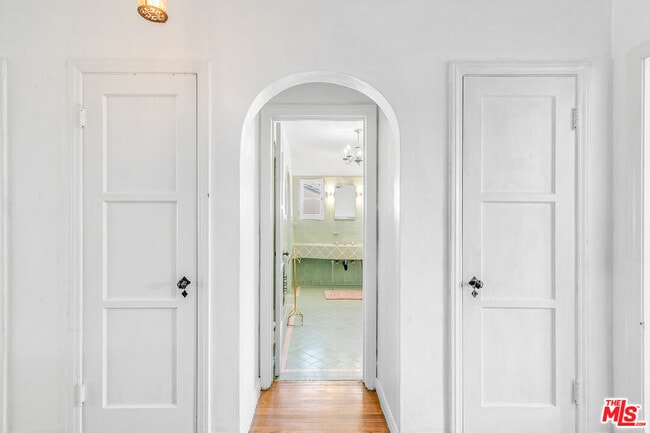 Building Photo - 1530 Valley View Rd