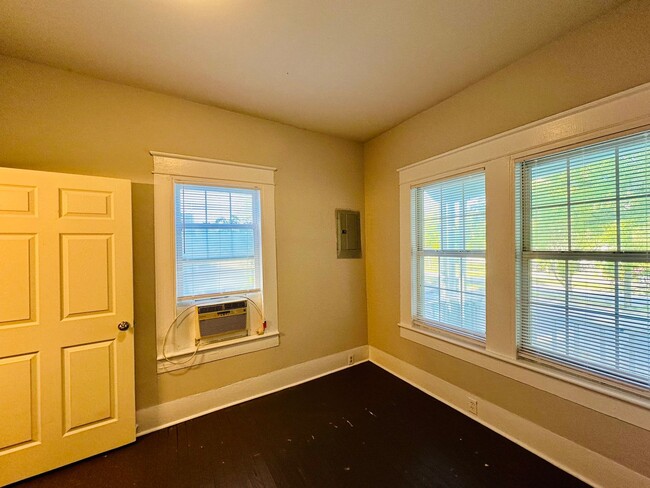 Building Photo - DOWNTOWN - 2 Bedroom - Big House! MOVE IN ...