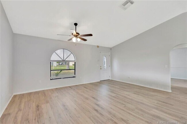 Building Photo - 252 NW Lincoln Ave