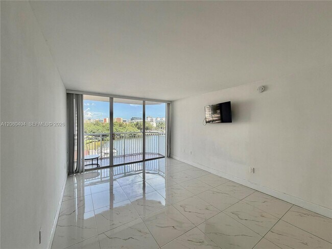 Building Photo - 18081 Biscayne Blvd