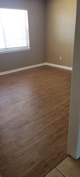 Building Photo - 304 E Carpenter Ave