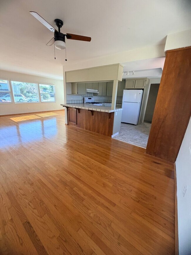 Building Photo - Lovely 2 bedroom with attached Garage