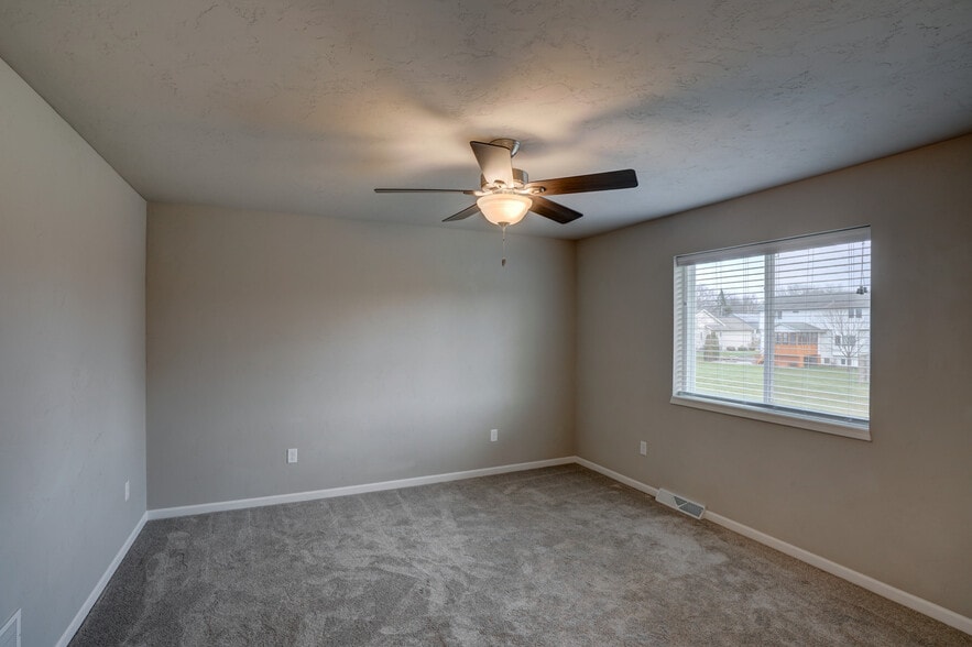 Master bedroom - 826 Thompson Dr