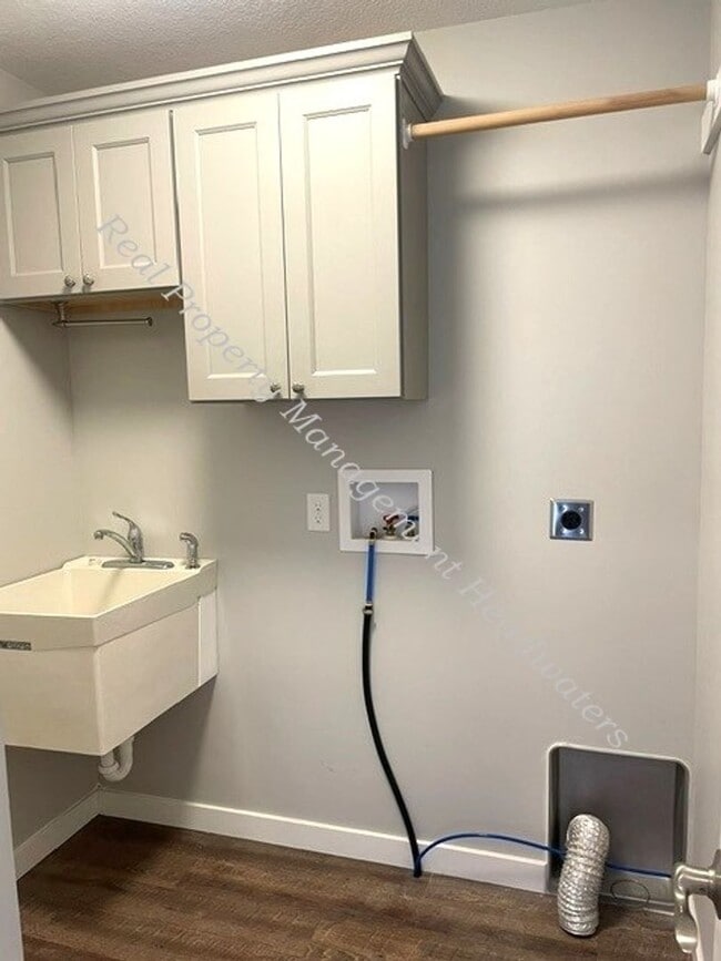 Building Photo - 3 Bedroom 2 Bath House For Rent