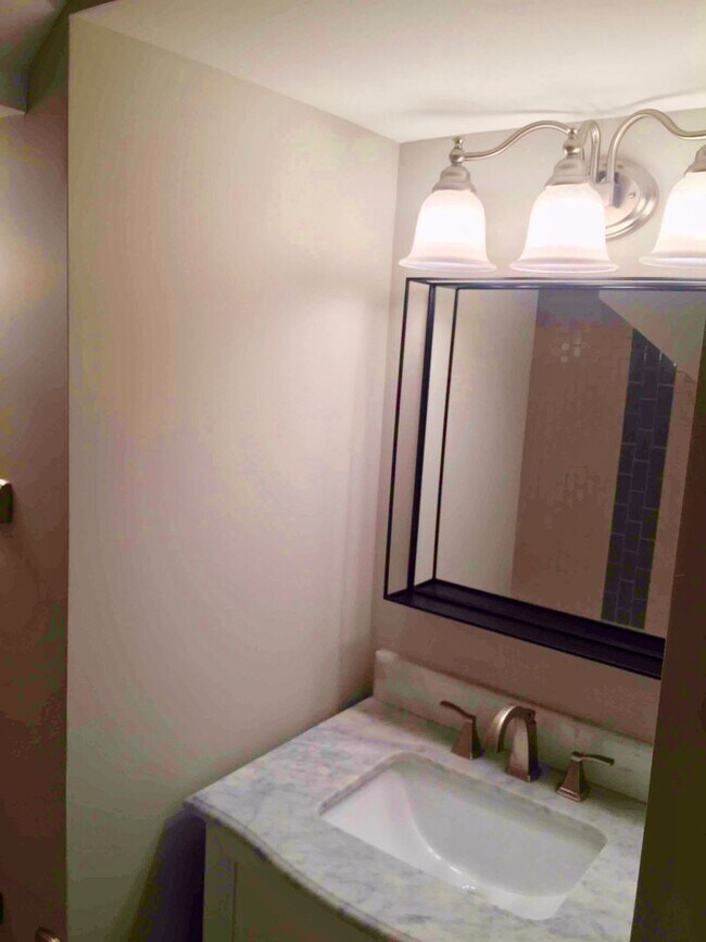 Building Photo - Renovated Germantown House in Great Location